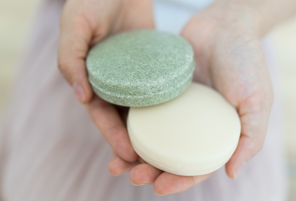 Podzimní péče o vlasy: Proč jsou tuhý šampon a balzám Oliva ideální dvojicí